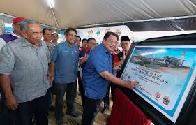 Den kombersashon ku funshonarionan di curaçao port authority nan a indiká ku kontrali na kustumbernan bieu, niun hende no ta subi e barku. Don T Rock The Boat If You Re Not Picked For Ge14 Ku Nan Cautions Umno Members