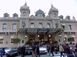 Populația scade astfel, și din cauza acestuia, dar și din cauza migrației negative. Ghid De Monaco