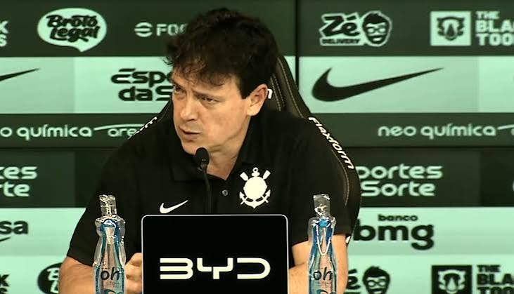 Constrangido", Diniz pede desculpas a Fiel e fala sobre sal&aacute;rios atrasados
