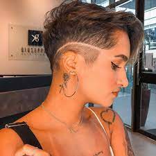 Plus, when it's wavy, it adds body to the sides of your face, making it appear to be wider than it actually is. 10 Best Short Hairstyles For Long Face