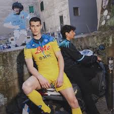 Due maglie molto particolari con fantasia che ha reso celebre la marca marcelo burlon e con logo della kappa. Gxdam7 Ma Pknm