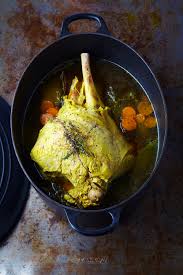 Un Gigot D Agneau Bouillon Safrane Et Quelques Legumes