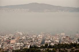 An einem strand südlich von athen stehen sonnenschirme für strandbesucher bereit. Jrwnjnxo41aclm