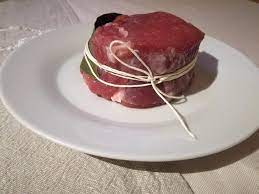 Pulite le carote, tagliatele a rondelle e lessatele in acqua salata. Filetto Di Manzo Con Salsa Al Vino Rosso Seduti A Tavola