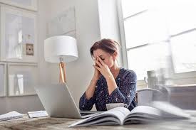 A lecture hall may not seem like the best place for stress relief, but with these simple ways to regain your focus, you'll reduce tension and find your zen on the spot. Cum Sa Te Calmezi Rapid In Situatii De Stres Si Sa Ti Gasesti Linistea Sufleteasca Daca Esti Afara Atinge Un Copac Sau Stai Pe Pamant De Preferinta Cu Picioarele Goale