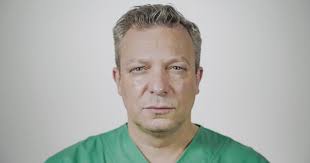 Vander heyde, van opstal & van tieghem, geassocieerde notarissen vijverstraat 49 8400 oostende tel. Als Patienten Goede Vrienden Worden Gwen Swennen De Arts Die Bart Versluys Een Nieuw Gezicht Gaf Tv Hln Be