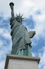 Die statue wurde 1886 auf liberty island wieder zusammengebaut, obwohl die fackel seit ihrer installation mehrmals neu gestaltet oder restauriert wurde. Die Freiheitsstatuen In Paris Gabriele Kalmbach