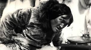 Flaherty was the first to successfully combine documentary footage with the art of storytelling in cinema. Nanook Of The North 1922 Photo Gallery Imdb