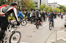 Adfc Demo In Stuttgart 100 Teilnehmer Fordern Ein Besseres Radwegenetze Stuttgart Stuttgarter Zeitung