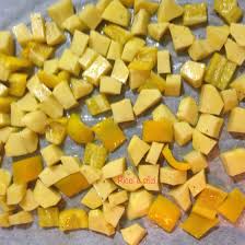Il coniglio con patate e peperoni è un secondo piatto tipico dei pranzi della domenica, delle festività o per una cena completa da gustare con gli amici la ricetta è semplice e non richiede molto tempo, se poi si ha a disposizione una pentola di coccio, il sapore del coniglio con patate e peperoni si è molto. Coniglio Con Patate E Peperoni Ricci E Sfizi