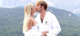 Paolo ciavarro e clizia incorvaia , dopo aver ascoltato l'intervista rilasciata da mamma eleonora giorgi sul destino della loro coppia, sono rimasti molto delusi ed è cominciata la crisi. Paolo Ciavarro Regala A Clizia Incorvaia L Anello Della Promessa Nozze Nel 2021