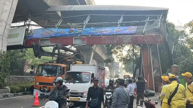 Sopir Ikuti Maps, Truk Crane Tersangkut di JPO Tendean Mampang Prapatan Jaksel hingga Rusak Parah - Wartakotalive.com