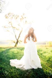 Hochwertige hochzeitskleider in großer auswahl an brautkleider brautjungfernkleider kaufen jetzt die glamouröse hochzeitskleider und genießen schnelles online shopping bei milanoo! Schone Braut Im Hochzeitskleid Und Mit Einer Schonen Stimmung In Der Natur Lizenzfreie Fotos Bilder Und Stock Fotografie Image 70799438