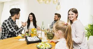 Manfaat makan bersama yang terakhir adalah hemat. Jangan Diremehkan Ketahui Pentingnya Makan Bersama Keluarga Popmama Com