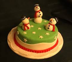 Learn how to make two ways, traditional and paneled fondant using gold paint and a creme brulee torch! 10 Christmas Fondant Cakes Ideas Fondant Cakes Fondant Christmas Cake Fondant