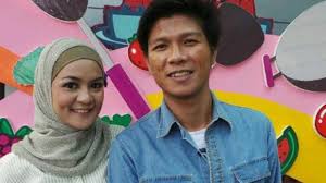 Kepada wartawan, caca sapaannya, sempat berpikir pasalnya, ibu tiga anak ini masih tak habis pikir pernah jatuh kepelukan vokalis band bergenre melayu tersebut. Ebzefcczaqvwkm