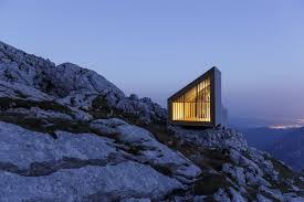 Biwak Abenteuer Schutzhutte Von Ofis In Slowenien Architektur Romanische Architektur Und Hutte Bauen