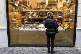 Με βάση τις προβλέψεις της σχετικές νομοθεσίας, τα μαγαζιά και σούπερ μάρκετ θα είναι ανοιχτά τις εξής κυριακές του 2020 Anoixta Ayrio Ta Magazia Poies Kyriakes 8a Einai Anoixta To Wrario Leitoyrgias In Gr