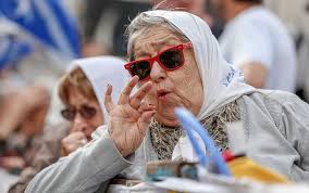 Hebe pastor de bonafini (la plata, 4 de desembre de 1928) és una activista argentina, cofundadora de l'asociación madres de plaza de mayo, organització de mares de detinguts i desapareguts durant la dictadura militar que va governar l'argentina entre 1976 i 1983, i membre de la fundació de la qual depenen un institut universitari nacional, un diari, una ràdio, una casa de la cultura, una. Hebe De Bonafini Reitero Sus Criticas A Empresarios No Se Puede Construir Con Ellos