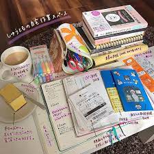 手帳やパソコンの自宅作業スペースを公開 実は子供たちのお絵描き用に購入したikeaのローテーブルなのですが完全に私が支配しております笑 タスク管理のバレットジャーナルと行動記録のジブン手帳は基本開きっぱなしで置いてあってすぐに書けるようにしてあ study