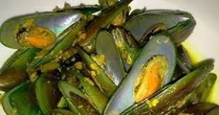 Kerang hijau adalah salah satu jenis seafood yang memiliki tekstur yang kenyal dan rasanya yang manis dan gurih sehingga banyak dijadikan pilihan dalam setelah panaskan miyak goreng kemudian tumis bahan bumbu halus, tambahkan daun jeruk, daun salam, serai hingga aroma tercium harum. Cara Memasak Kerang Hijau Bumbu Kuning Enak Dan Nikmat Dapur Bunda