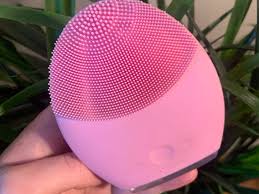 Karena kasus yang tidak terduga, seorang pria mulai bekerja di hotel del luna sebagai asisten manaher termuda yang pernah ada di sebuah perusahaan perhotelan. Foreo S Facial Cleanser Is The Single Best Skincare Product I Ve Ever Used