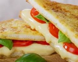 Recette De Sandwiches Legers En Triangle Fromage Et Tomate Toastes Recette Recette Sandwich Croque Monsieur Tomates Cerises