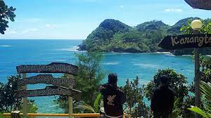 Pantai karang bolong anyer merupakan salah satu destinasi wisata pantai, yang dikenal cukup unik di kalangan wisatawan. Pantai Watu Bale Tiket Aktivitas April 2021 Travelspromo