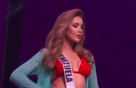 La primera concursante en pasar a las semifinales fue miss colombia, laura olauscana, una de las grandes favoritas de la noche. Oeo8dmtjguvoxm