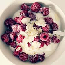 Greek Yogurt Frozen Berries Almond Slices For A Healthy Breakfast Recetas Para Cocinar Comida Frutas Y Verduras