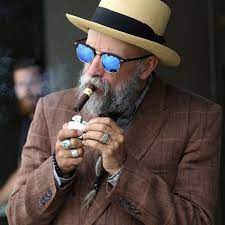 Los Mejores Modelos En Gafas De Sol De La Temporada Para Que Luzcas Increible Este Verano Old Man Fashion Cigars Hats For Men