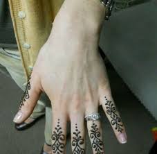Gambar Tato Di Jari Tangan Tanpa Harus Lihai Menggambar 10 Desain Tato Henna Ini Bisa Jadi Sontek Desain 7 Tattoo Artist Ini Jika Tato Tato Tangan Model Tato