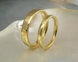 Wedding Ring Set In 21k Solid Yellow Gold Hand Forged And Etsy Hammered Wedding Bands Wedding Ring Sets Platinum Wedding Band