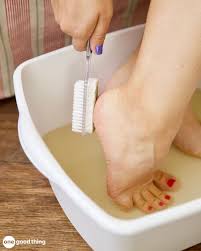 Listerine foot soak is one of the best ways to pamper your feet which is the most neglected part of your body. This Listerine Vinegar Foot Soak Is Magic For Dry Heels