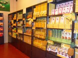 Banyak pelancong merasa belum lengkap jika tidak mencicipi minuman teh manis dan susu. Tempat Wisata Malaysia Tempat Belanja Oleh Oleh Khas Penang