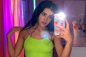 Звезда tiktok дина саева навлекла на себя волну гнева хейтеров. Slishkom Goryacho Dina Saeva Polnostyu Razdelas Prikryv Grud Ladonyami