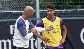 1998 yılında i̇spanya, madrid'de dünyaya gelen aslen fas asıllı müslüman futbolcu achraf hakimi, futbol kariyerine real madrid takımı alt yapısında başlamıştır. Ce Que Pense Zinedine Zidane De Son Poulain Marocain Achraf Hakimi Actu Maroc Com