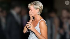 Foto: Schutz se inspira em Lady Di para criar as sandálias de festa confortáveis; sucesso nos anos 90 com estilo slingback e salto baixo