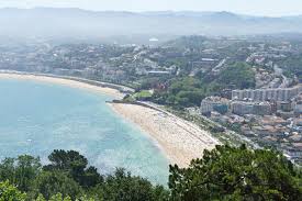Denk eens aan kitesurfen of kiten. Campingplatz San Sebastian Donostia Campingplatz Baskenland In Spanien