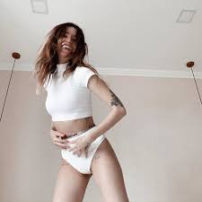 Вокалистка «время и стекло» надя дорофеева похвасталась подтянутыми ягодицами в бикини. Nadya Dorofeeva Pokazala Idealnoe Telo V Bele Foto