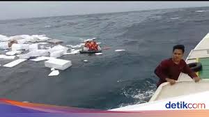 Maaf di video salah buat tanggal bulan dan tahunnya sekali lagi. Kapal Tenggelam Di Karimunjawa Begini Detik Detik Penyelamatan Abk
