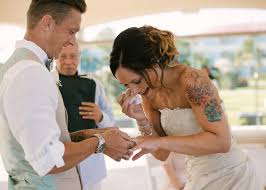 Unterm hochzeitskleid wartet es als süßes geheimnis. Im Brautkleid Mit Tattoo So Schon Sind Tatowierte Braute
