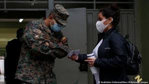 Tras ser pospuestas por la pandemia el pasado 11 de abril, este 15 y 16 de mayo los chilenos pudieron votar, por primera vez en su historia, en un proceso electoral destinado a elegir a las 155 personas que redactarán la nueva constitución, además de alcaldes, concejales y gobernadores. Abren Las Urnas En Chile Para Elegir Los Miembros De La Asamblea Constituyente Chile En Dw Dw 15 05 2021