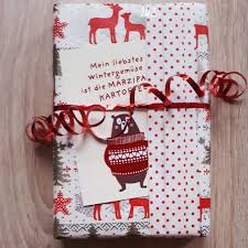 Schlagt die eine seite des papiers über die. Weihnachtsgeschenk Verpacken Mit Doppelseitigem Geschenkpapier Weihnachtlich Verpackt Geschenke Diy Geschenke