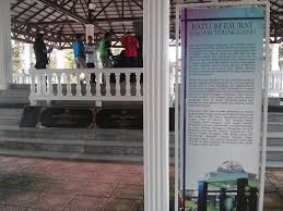 Lebih kurang 700 tahun ini merupakan batu bersurat yang mempunyai ukiran yang paling tua yang di tulis dalam tulisan jawi pertama ditemui di malaysia. Kuala Berang Memorial Inscription Kuala Berang Destimap Destinations On Map