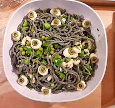Nudelsalat Aus Schwarzen Spaghetti Mit Augen Salate Rezepte Gesund Nudelsalat Salat