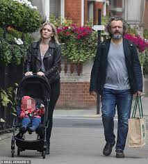 The actor, 50, and his swedish actress girlfriend, 25, were besotted with little lyra, as anna cradled the cherubic baby and spoke to her. Michael Sheen 51 Schritte Mit Partner Anna Lundberg 26 Und Baby Tochter Die Lyra Aktuelle Boulevard Nachrichten Und Fotogalerien Zu Stars Sternchen