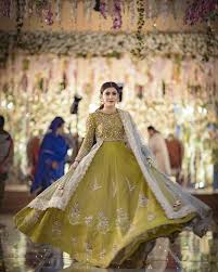 20 Chic Mehndi Dresses For Pakistani Brides Mehndi Guests In 2020 Pakistani Party Wear Dresses Pakistani Mehndi Dress Fancy Wedding Dresses