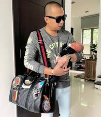 Pengertian persalinan ialah suatu proses pengeluaran hasil konsepsi (janin dan uri), yang dapat hidup diluar, dari rahim melalui jalan lahir dengan kekuatan ibu sendiri yang umumnya berlangsung kurang dari 24 jam. Nora Danish Dedah Punca Bersalin Awal Secara Pembedahan Akibat Ketumbuhan 2 Fibroid Merbahaya Mingguan Wanita
