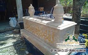 Kijingan ini cukup berbeda dari biasanya karena ukurannya yang besar yaitu dengan panjang 180 cm lebar 80 cm dan tinggi 1 meter. Model Makam Islam Model Makam Islam Modern Contoh Makam Islam Produk Kerajinan Marmer Produk Marmer Tulungagung